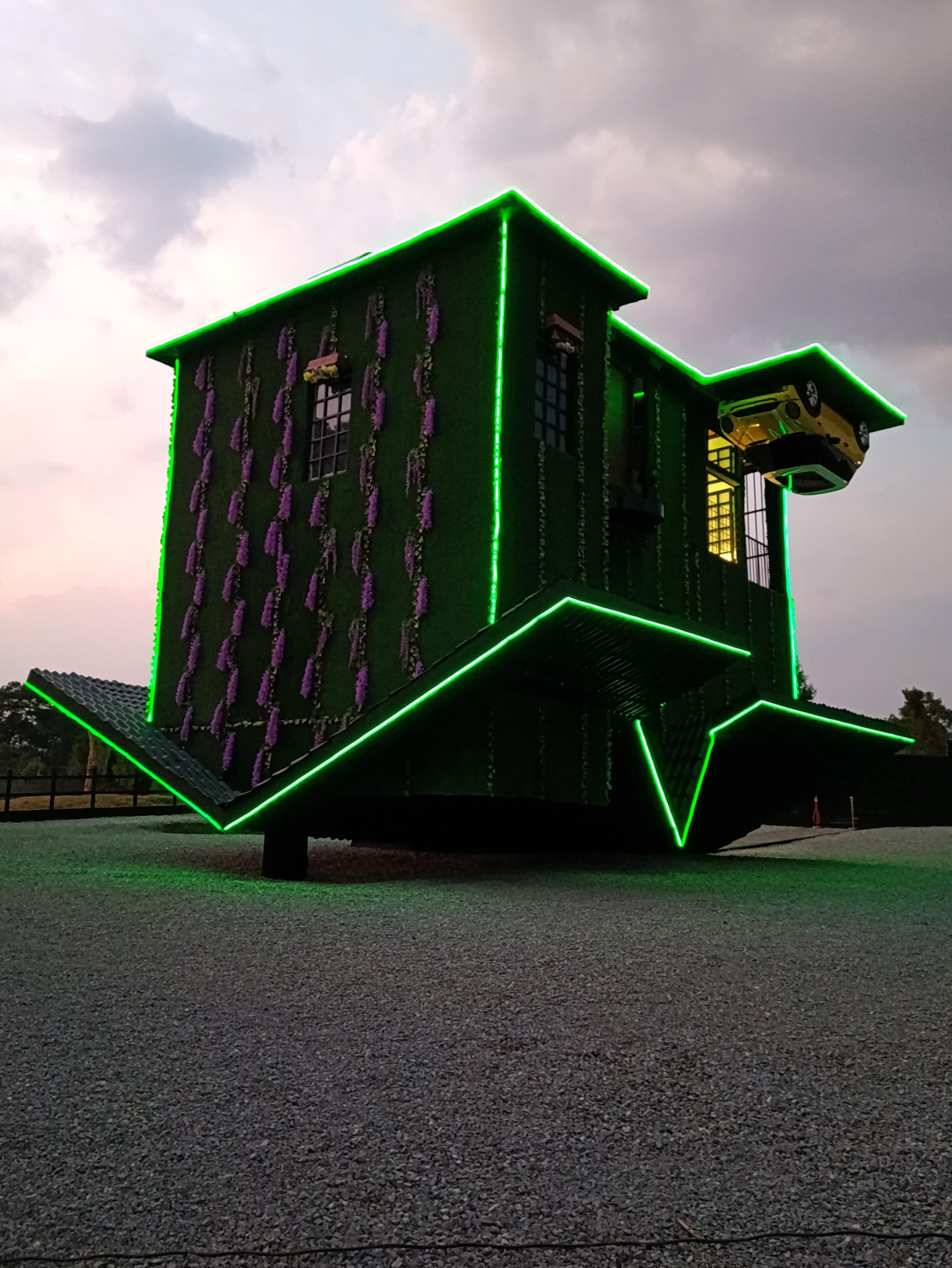 La Chantli de noche con sus contornos de neón verde encendidos